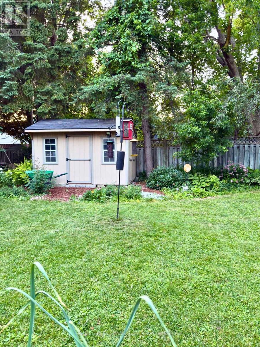 












32 INDIAN ARROW ROAD

,
Barrie (North Shore),




Ontario
L4M5G3

