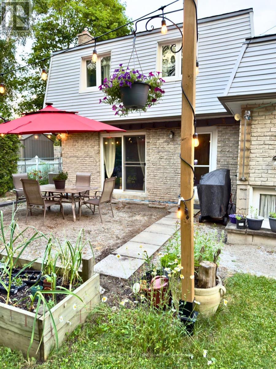 












32 INDIAN ARROW ROAD

,
Barrie (North Shore),




Ontario
L4M5G3

