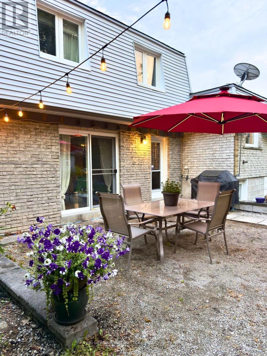












32 INDIAN ARROW ROAD

,
Barrie (North Shore),




Ontario
L4M5G3

