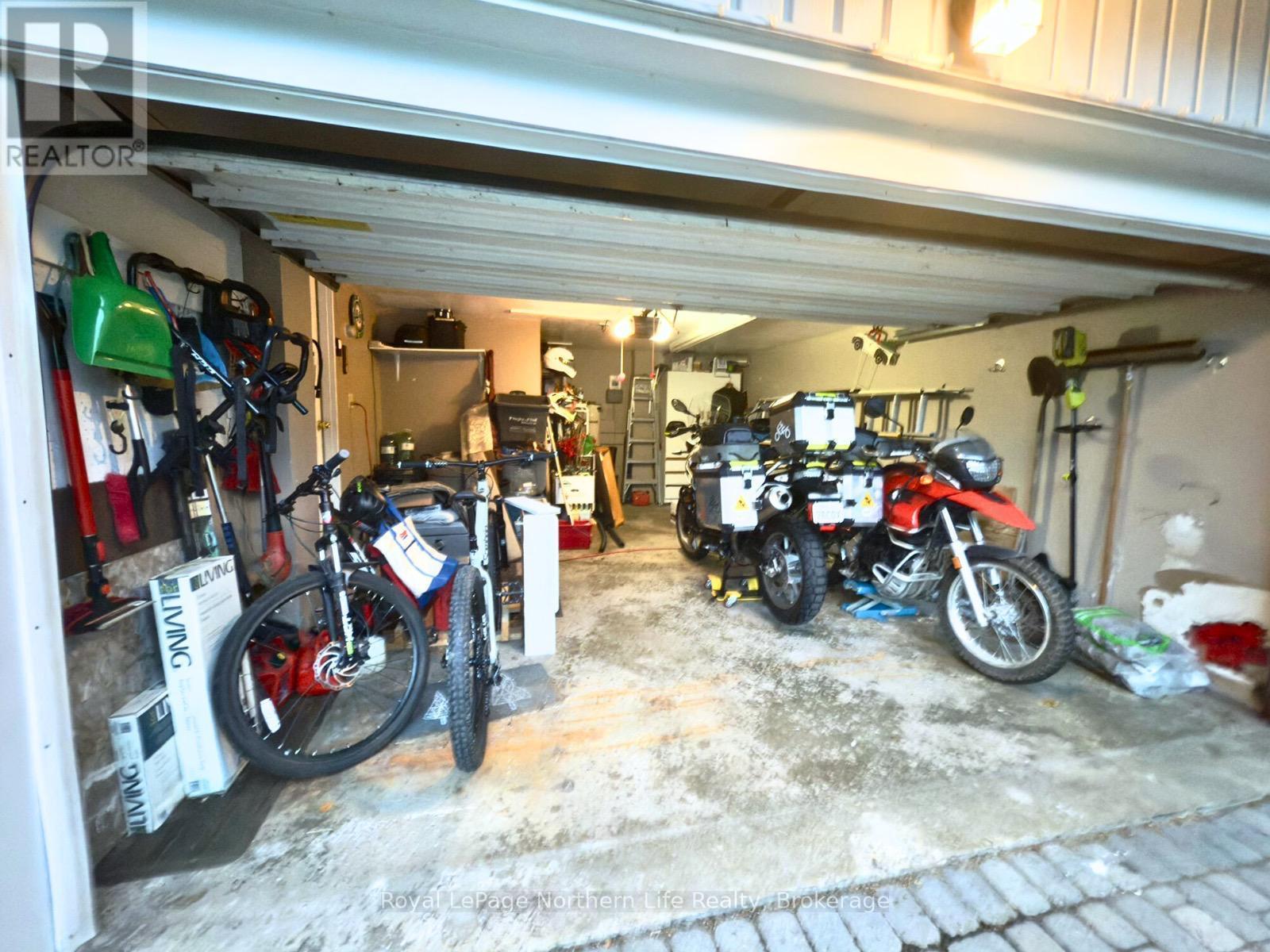 












32 INDIAN ARROW ROAD

,
Barrie (North Shore),




Ontario
L4M5G3

