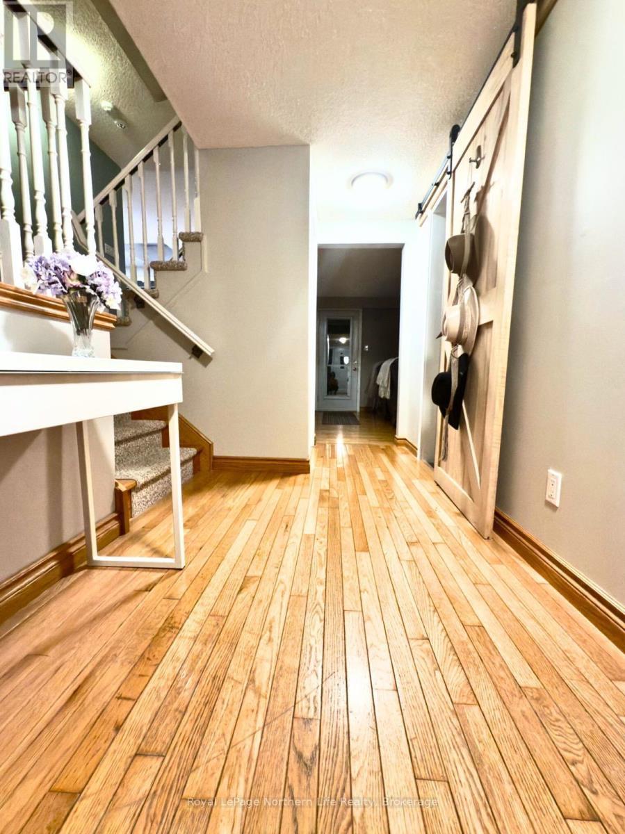 












32 INDIAN ARROW ROAD

,
Barrie (North Shore),




Ontario
L4M5G3

