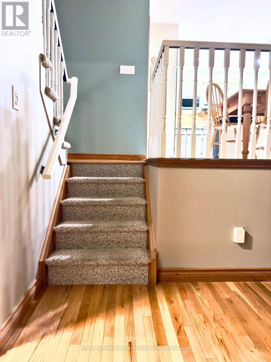 












32 INDIAN ARROW ROAD

,
Barrie (North Shore),




Ontario
L4M5G3

