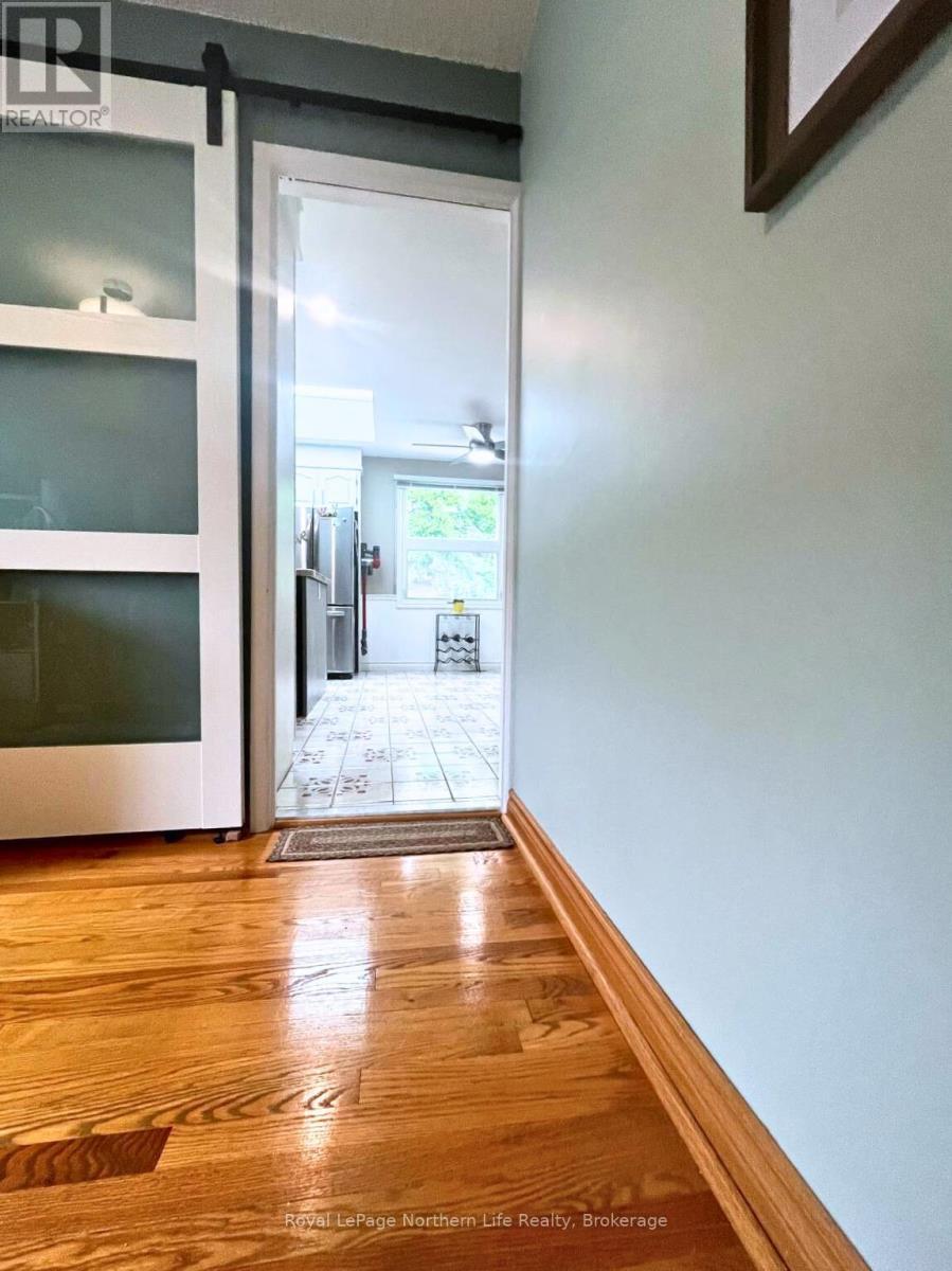 












32 INDIAN ARROW ROAD

,
Barrie (North Shore),




Ontario
L4M5G3

