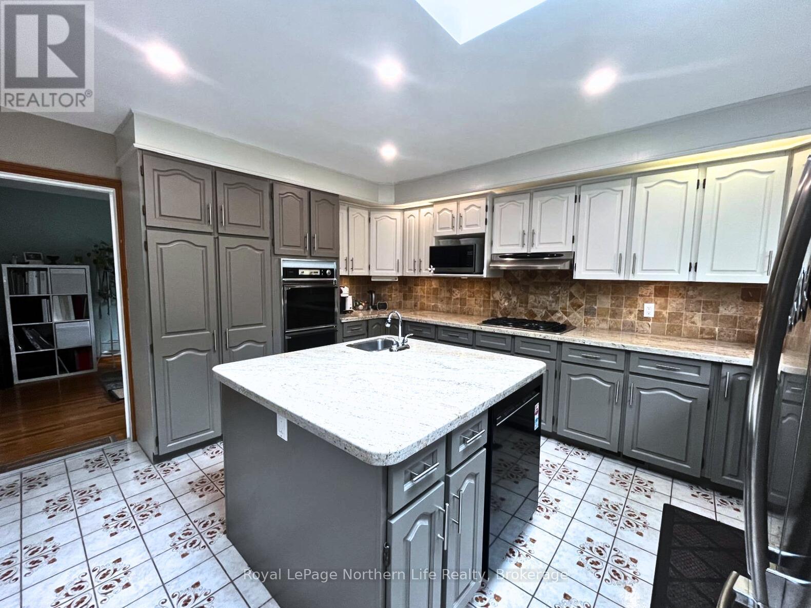 












32 INDIAN ARROW ROAD

,
Barrie (North Shore),




Ontario
L4M5G3

