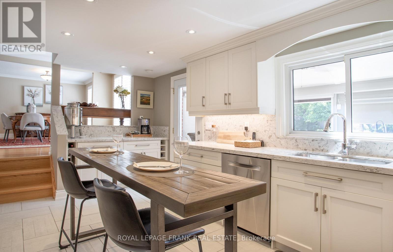 












524 CENTRE STREET N

,
Whitby (Downtown Whitby),




Ontario
L1N4T6

