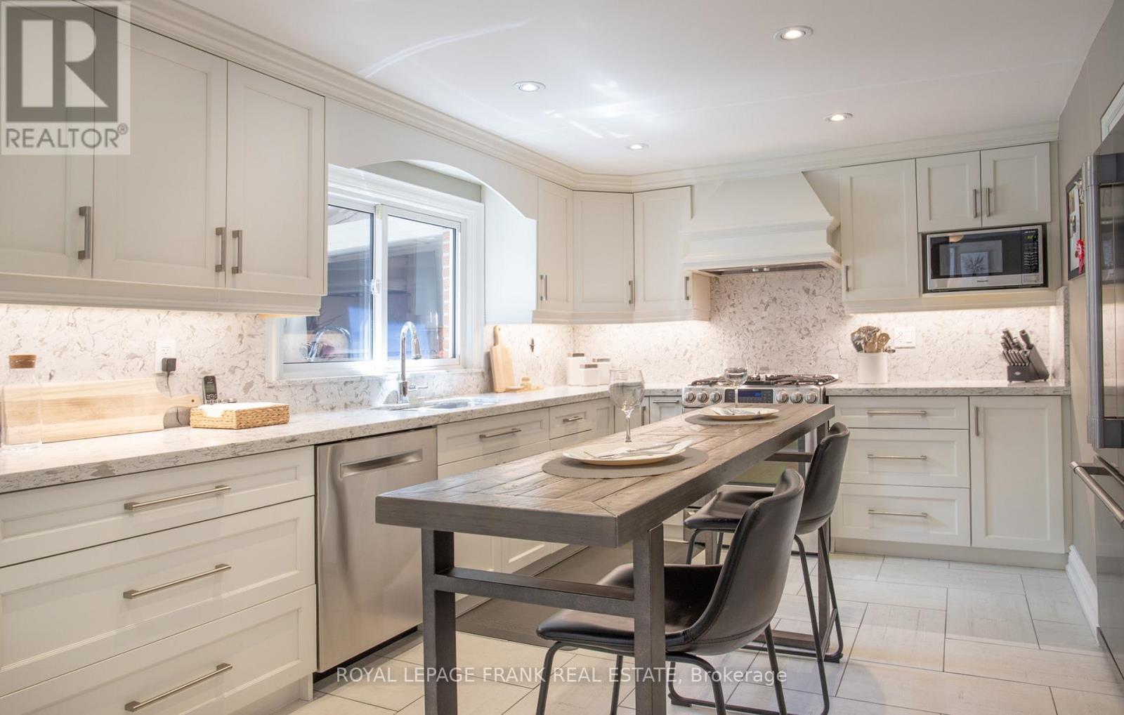 












524 CENTRE STREET N

,
Whitby (Downtown Whitby),




Ontario
L1N4T6

