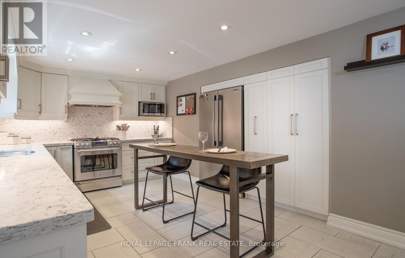 












524 CENTRE STREET N

,
Whitby (Downtown Whitby),




Ontario
L1N4T6

