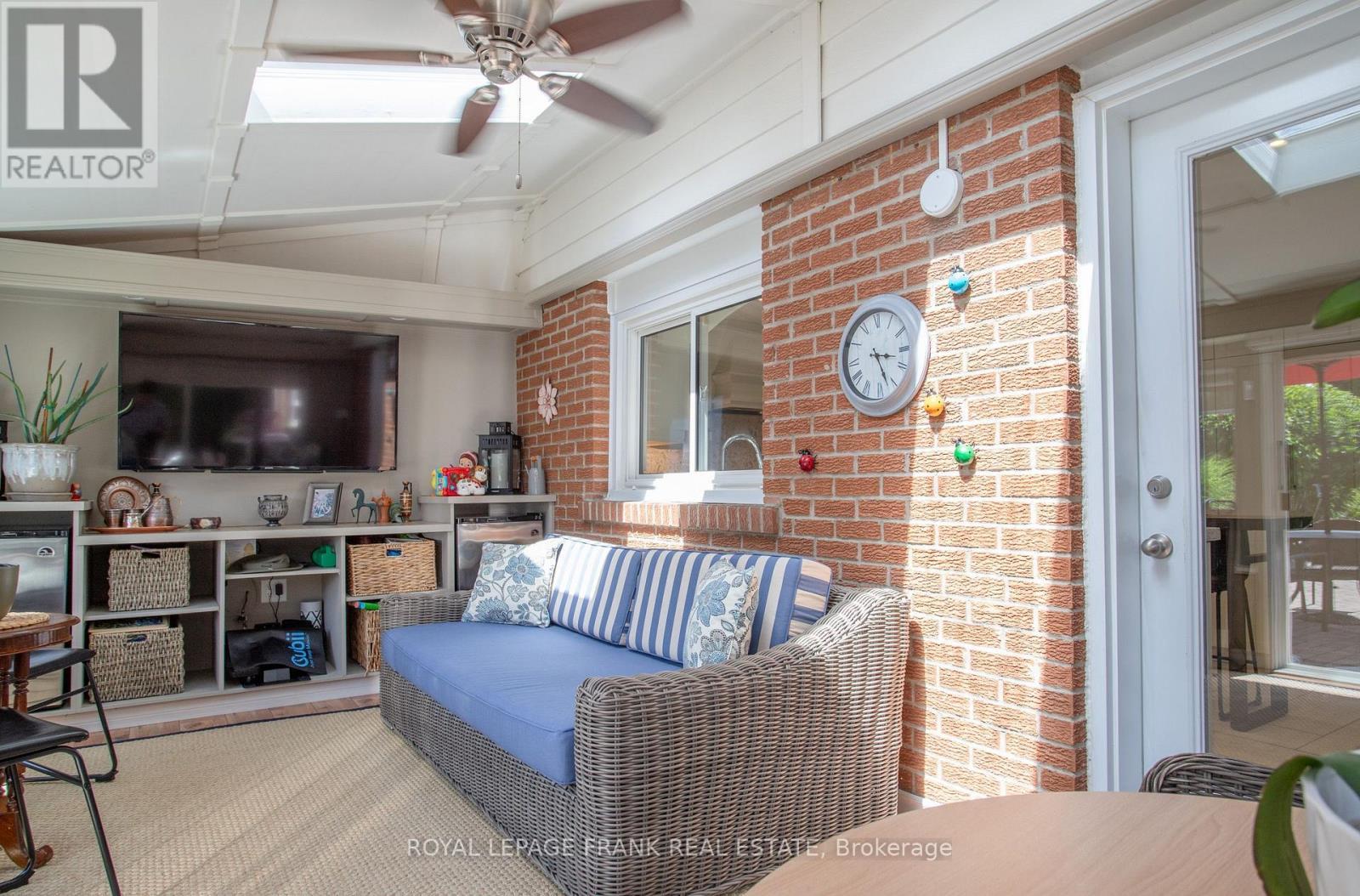 












524 CENTRE STREET N

,
Whitby (Downtown Whitby),




Ontario
L1N4T6

