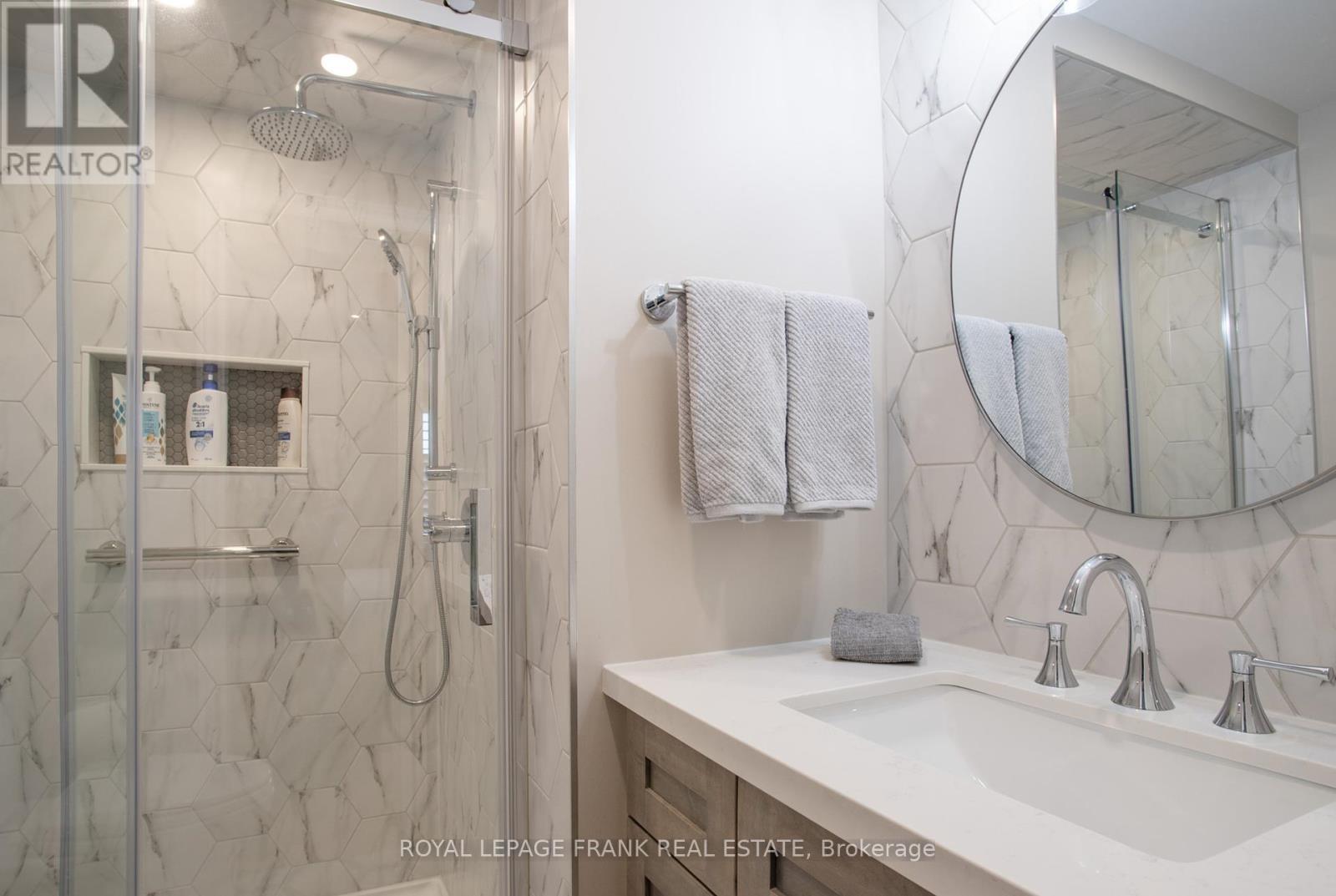 












524 CENTRE STREET N

,
Whitby (Downtown Whitby),




Ontario
L1N4T6

