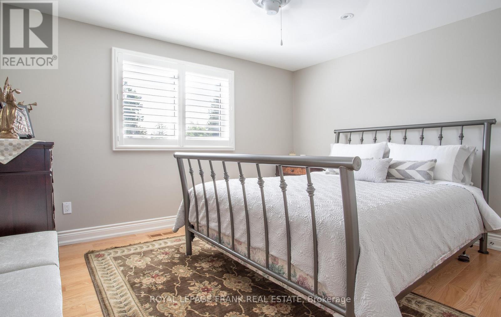 












524 CENTRE STREET N

,
Whitby (Downtown Whitby),




Ontario
L1N4T6

