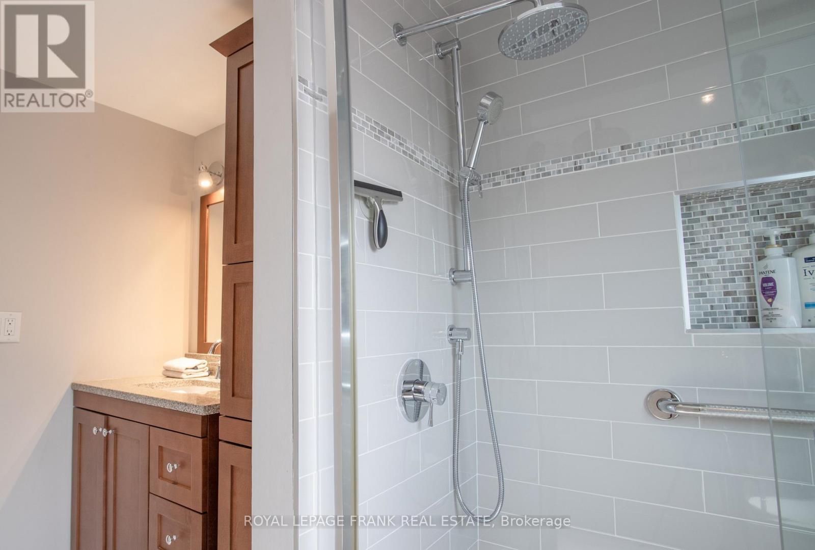 












524 CENTRE STREET N

,
Whitby (Downtown Whitby),




Ontario
L1N4T6

