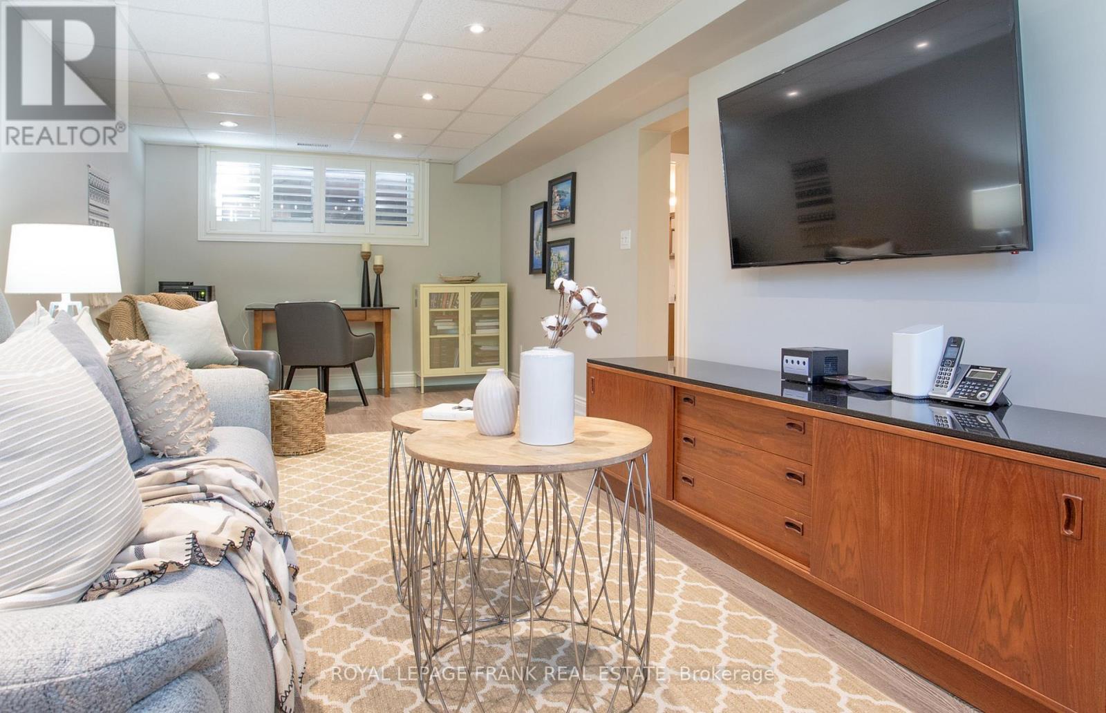 












524 CENTRE STREET N

,
Whitby (Downtown Whitby),




Ontario
L1N4T6

