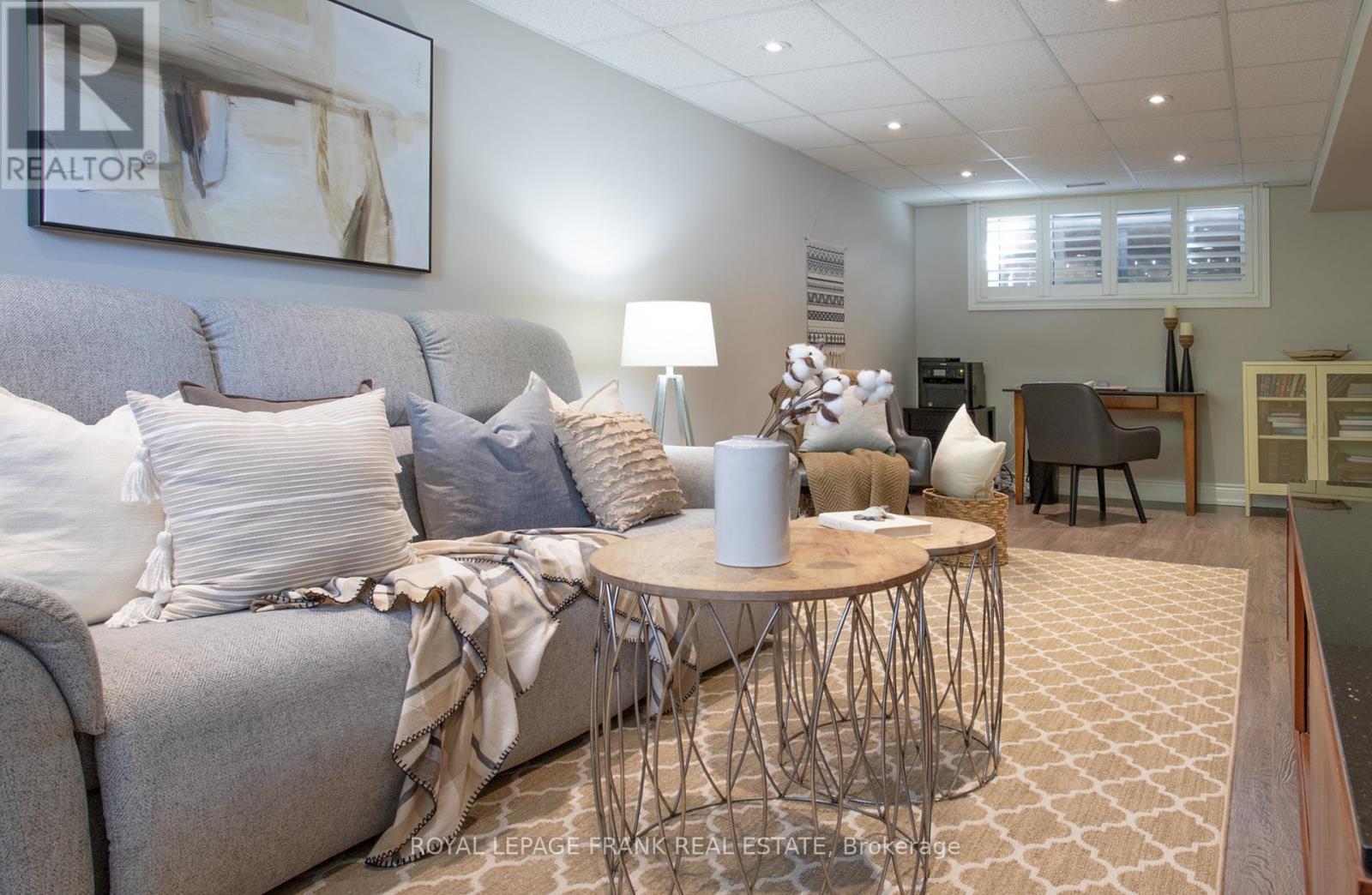












524 CENTRE STREET N

,
Whitby (Downtown Whitby),




Ontario
L1N4T6

