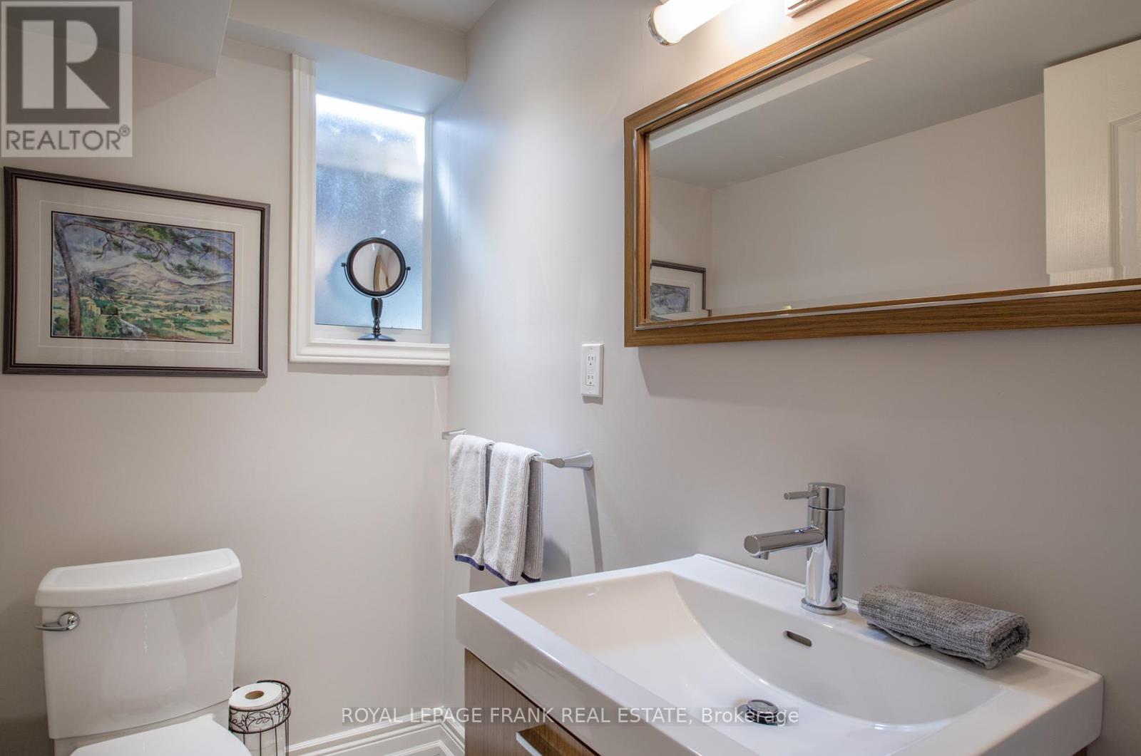 












524 CENTRE STREET N

,
Whitby (Downtown Whitby),




Ontario
L1N4T6


