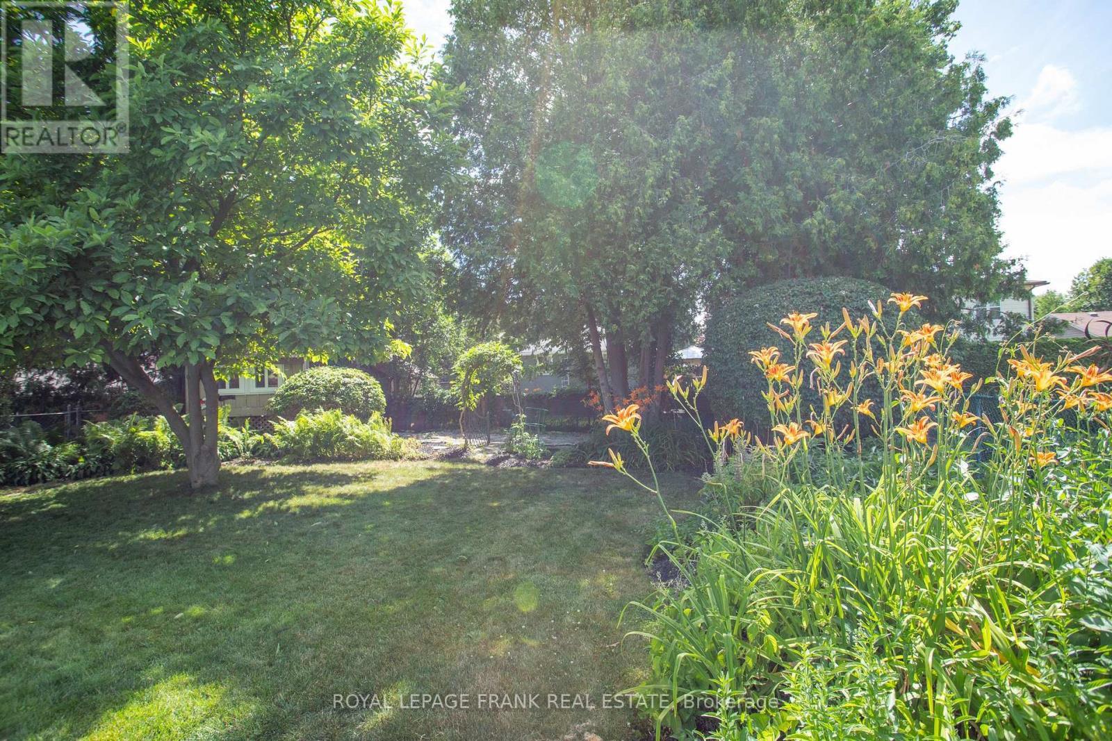 












524 CENTRE STREET N

,
Whitby (Downtown Whitby),




Ontario
L1N4T6

