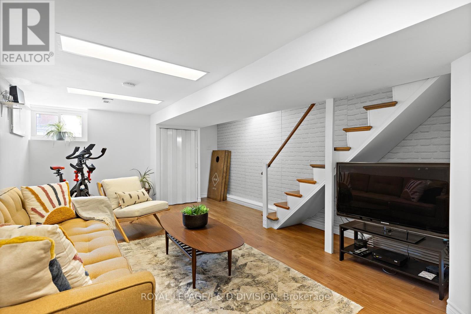 












123 DRAYTON AVENUE

,
Toronto,




Ontario
M4C3L8

