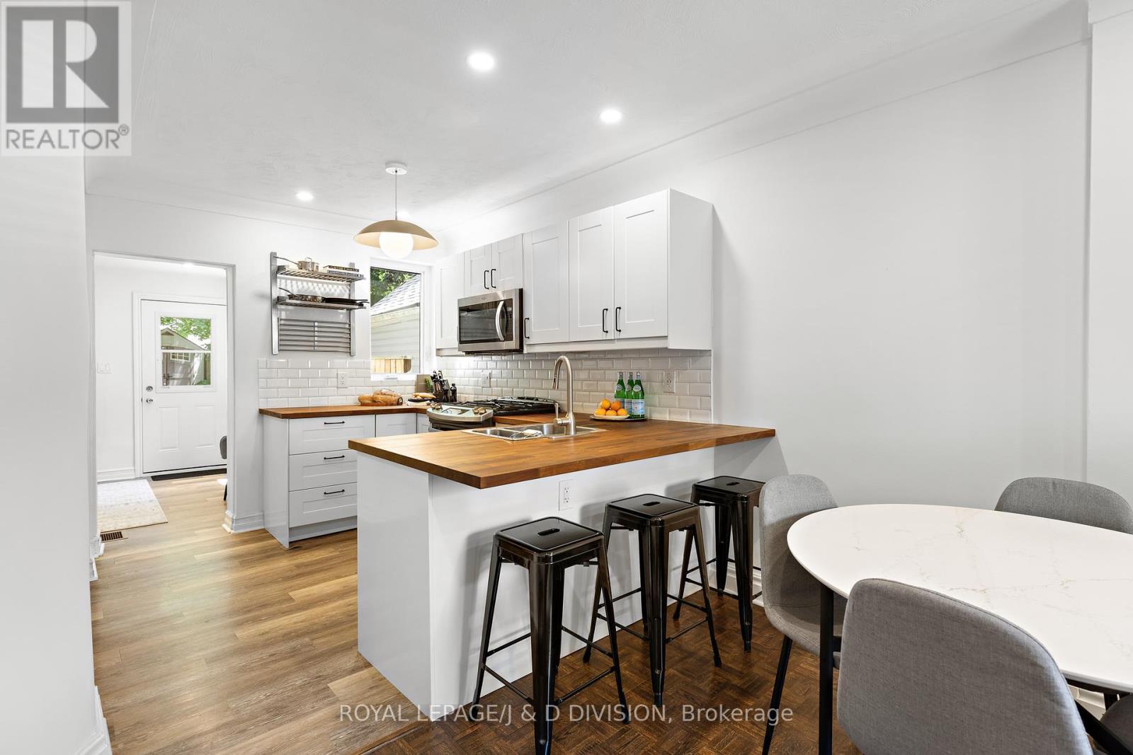 












123 DRAYTON AVENUE

,
Toronto,




Ontario
M4C3L8

