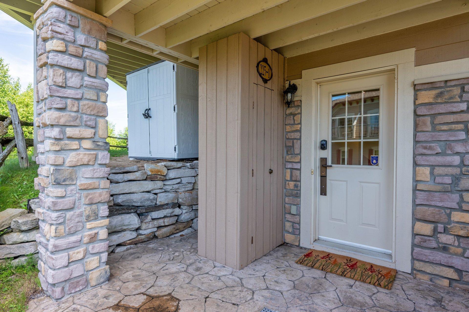 









225


Rue du Mont-Plaisant

, 1,
Mont-Tremblant,




QC
J8E1L2

