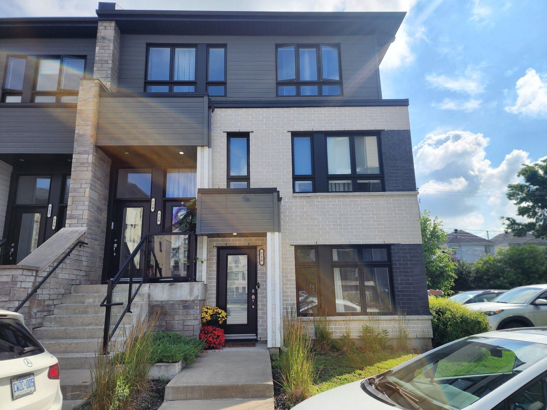 









716

 - 724


Rue du Mont-Laval

,
Laval (Sainte-Dorothée),




QC
H7X0G2

