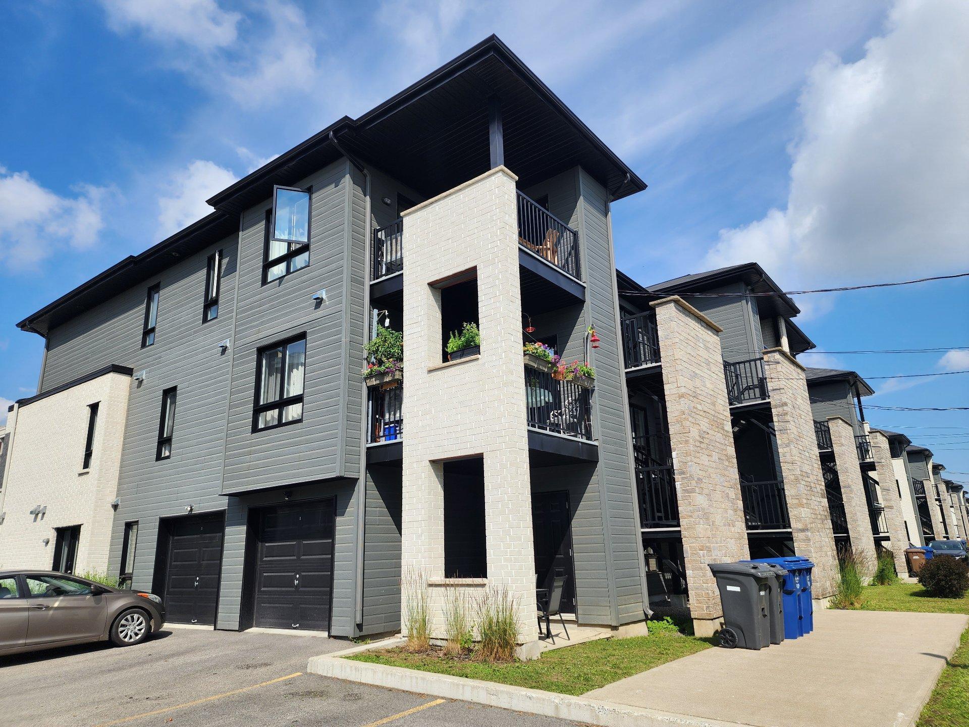 









716

 - 724


Rue du Mont-Laval

,
Laval (Sainte-Dorothée),




QC
H7X0G2

