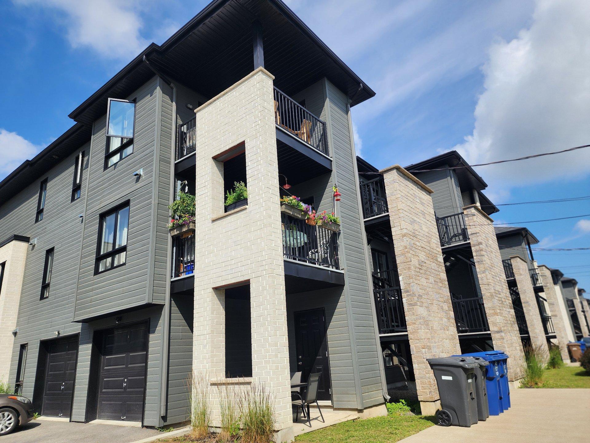 









716

 - 724


Rue du Mont-Laval

,
Laval (Sainte-Dorothée),




QC
H7X0G2

