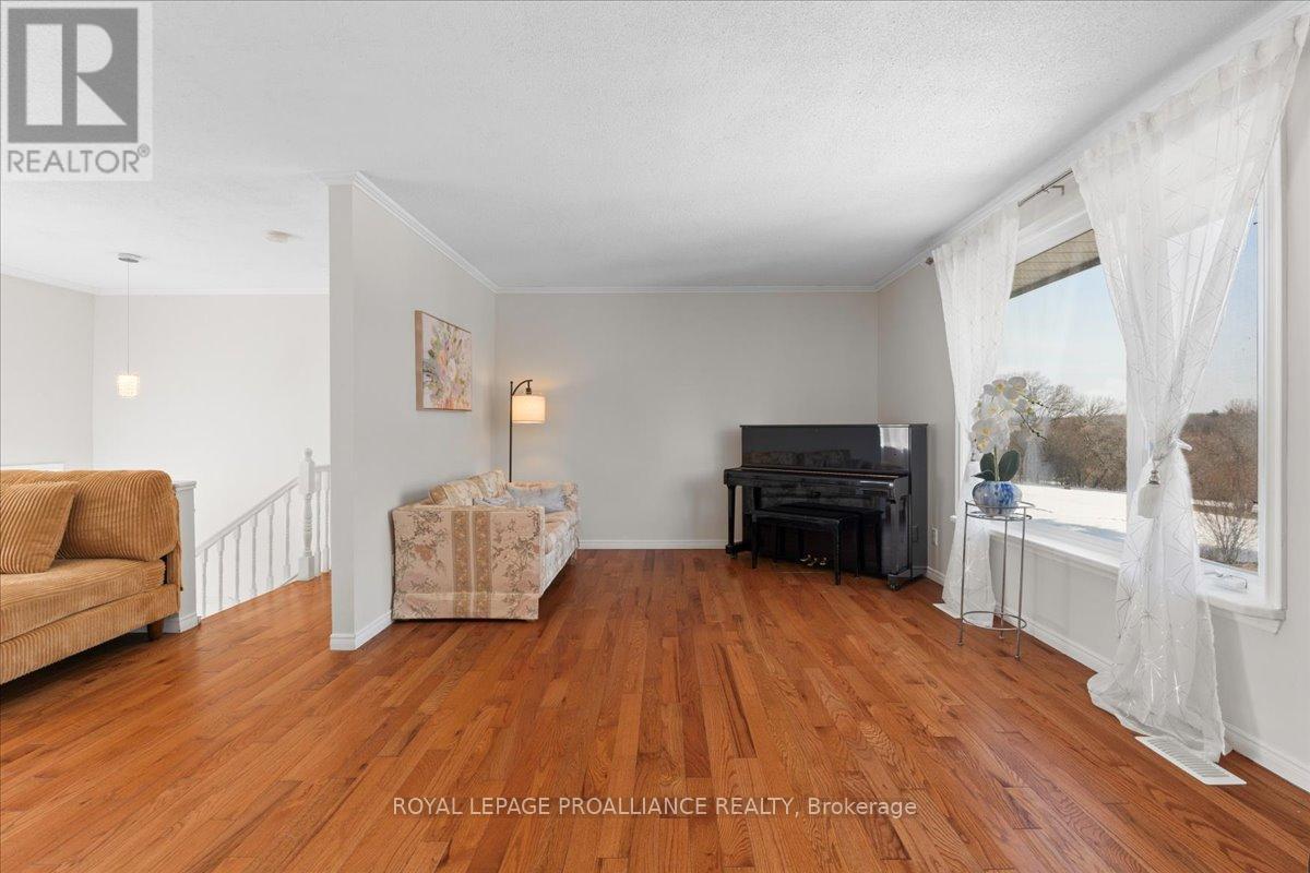 












267 COUNTY ROAD 28

,
Prince Edward County (Ameliasburg Ward),




Ontario
K8N4Z7

