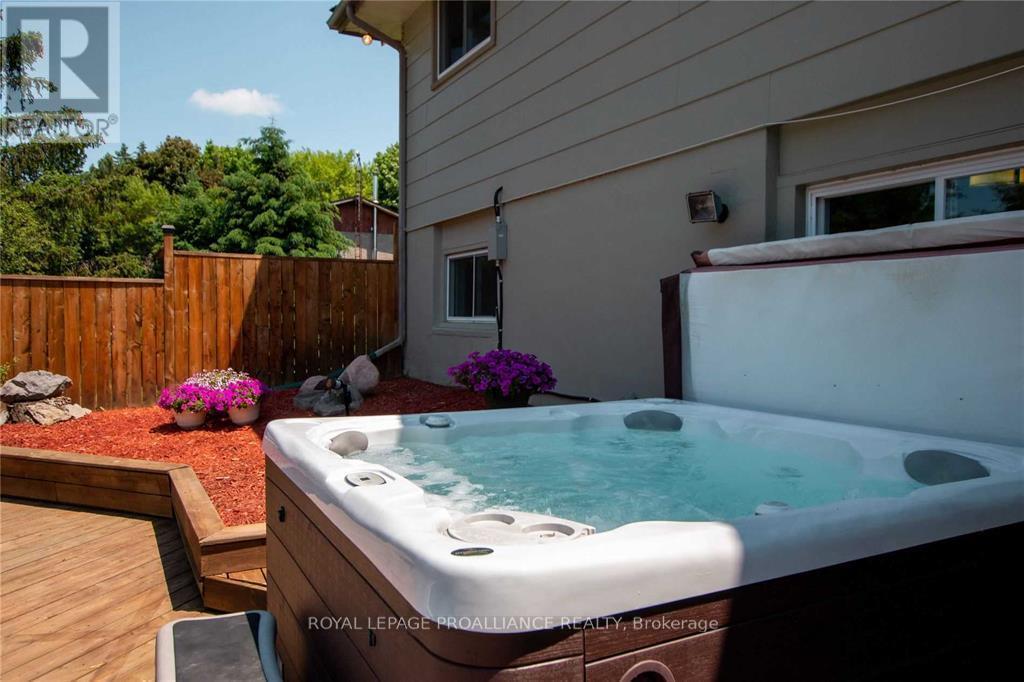 












267 COUNTY ROAD 28

,
Prince Edward County (Ameliasburg Ward),




Ontario
K8N4Z7

