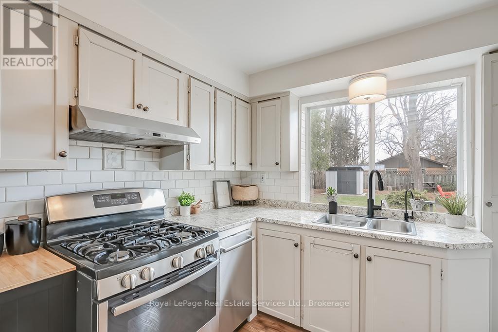 












23 LORNE AVENUE

,
Hamilton (Ancaster),




Ontario
L9G2X6

