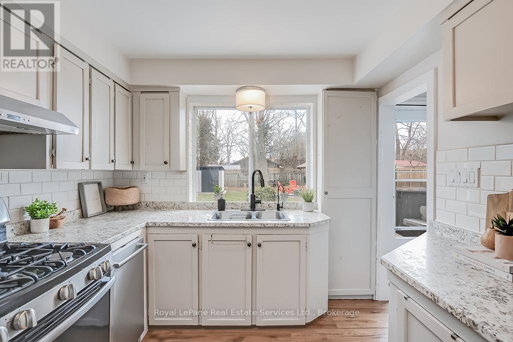 












23 LORNE AVENUE

,
Hamilton (Ancaster),




Ontario
L9G2X6


