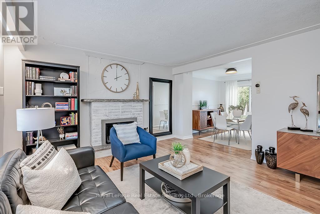 












23 LORNE AVENUE

,
Hamilton (Ancaster),




Ontario
L9G2X6

