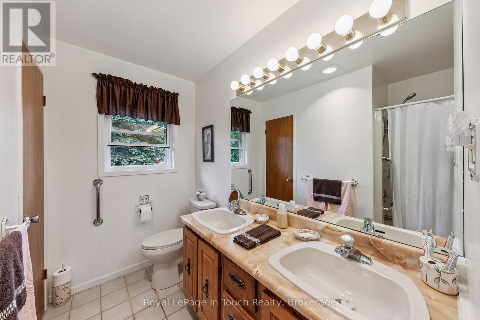 












40 PAYETTE DRIVE

,
Penetanguishene,




Ontario
L9M1H5

