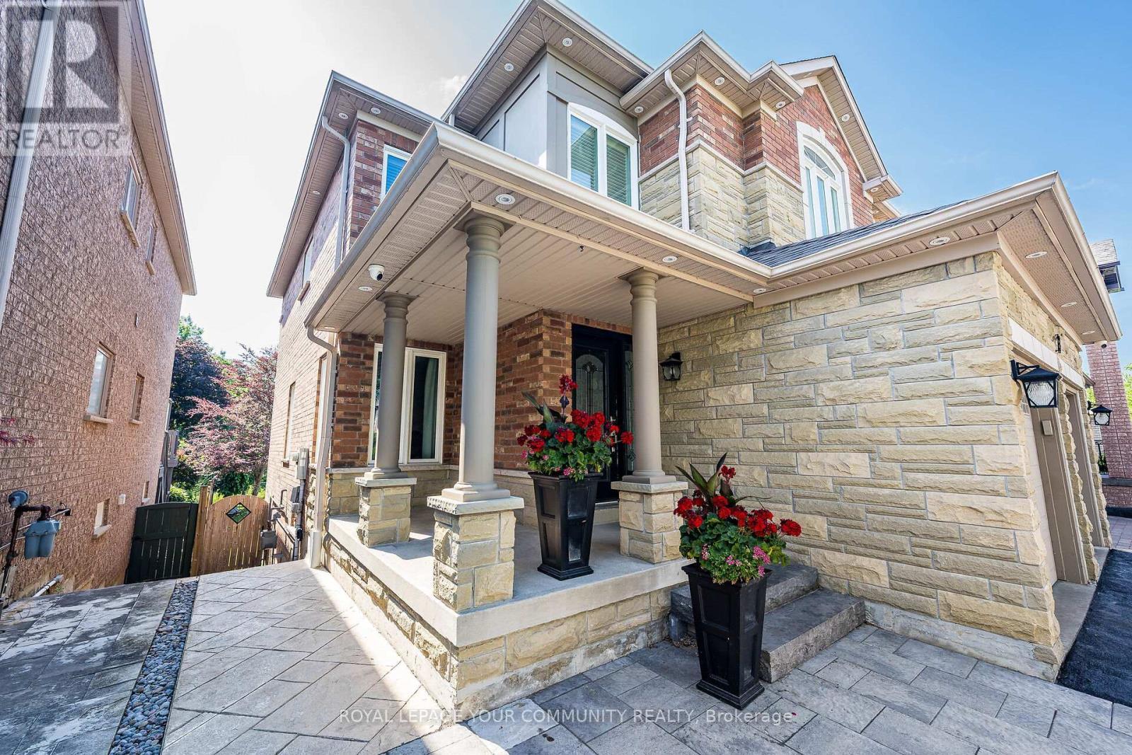 












63 REGENCY VIEW HEIGHTS

,
Vaughan,




Ontario
L6A3T8

