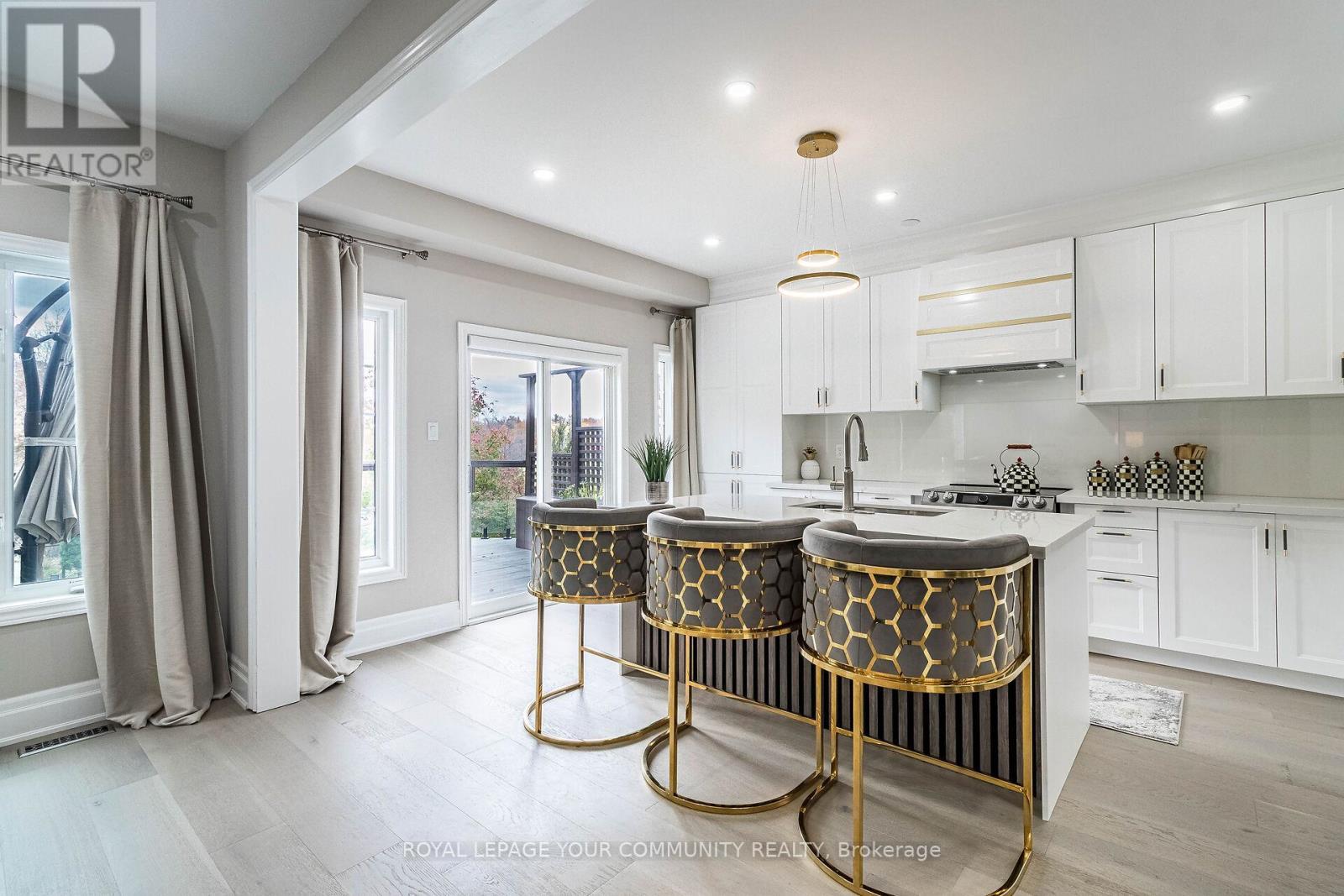 












63 REGENCY VIEW HEIGHTS

,
Vaughan,




Ontario
L6A3T8

