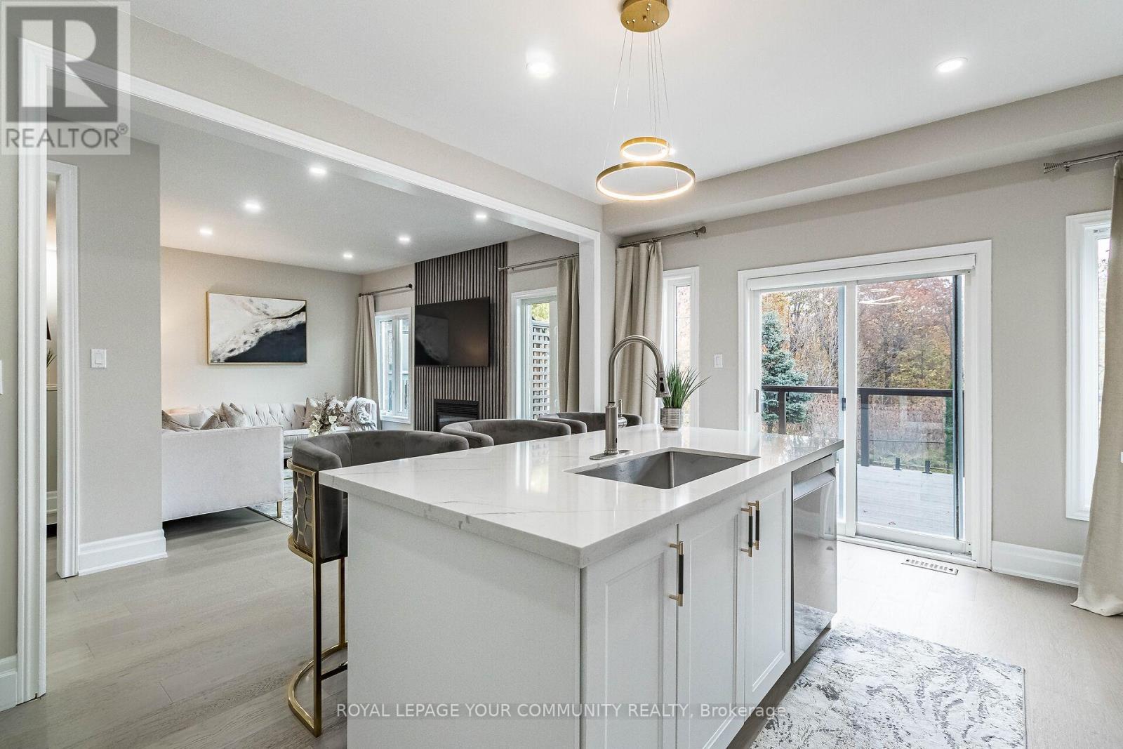 












63 REGENCY VIEW HEIGHTS

,
Vaughan,




Ontario
L6A3T8

