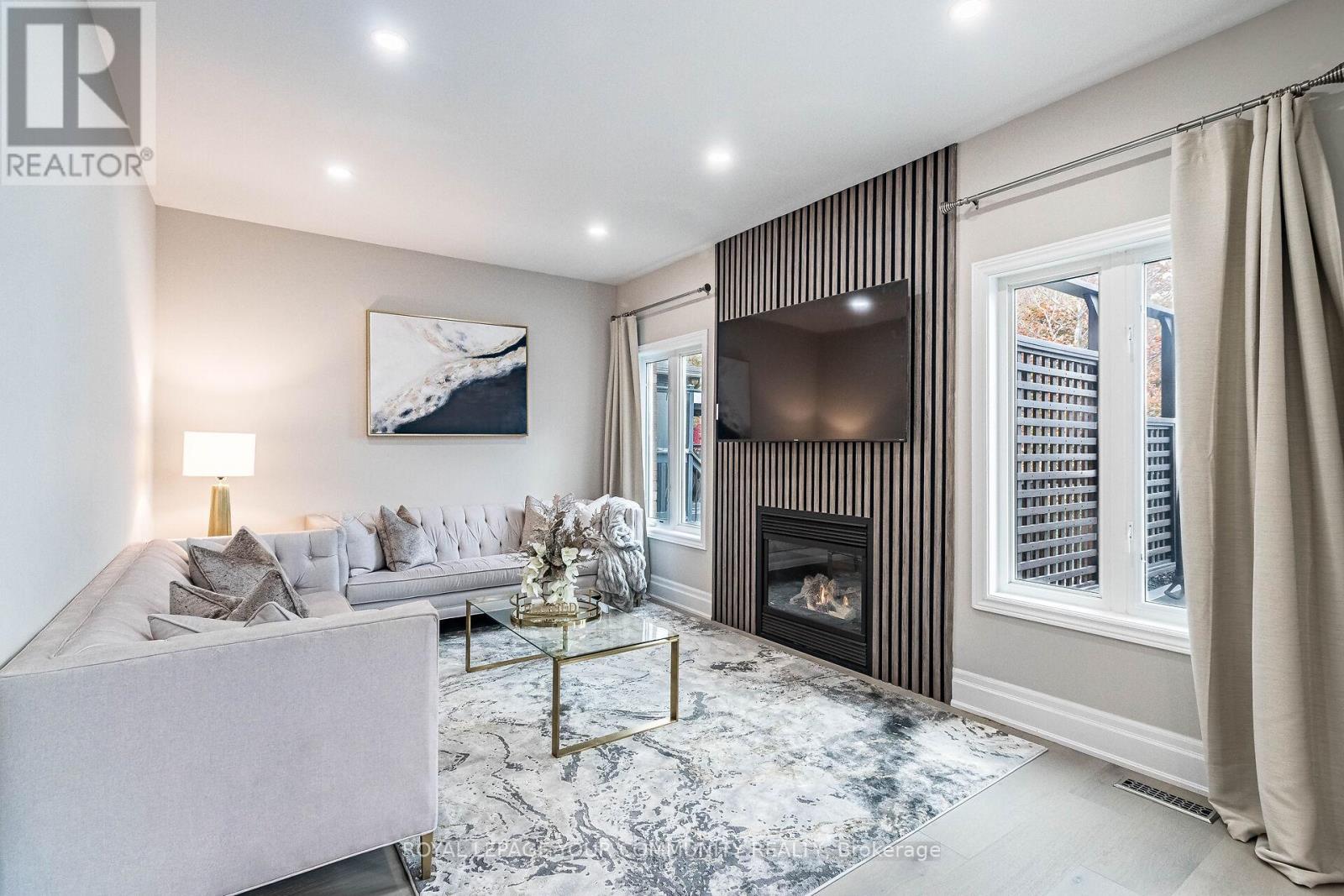 












63 REGENCY VIEW HEIGHTS

,
Vaughan,




Ontario
L6A3T8

