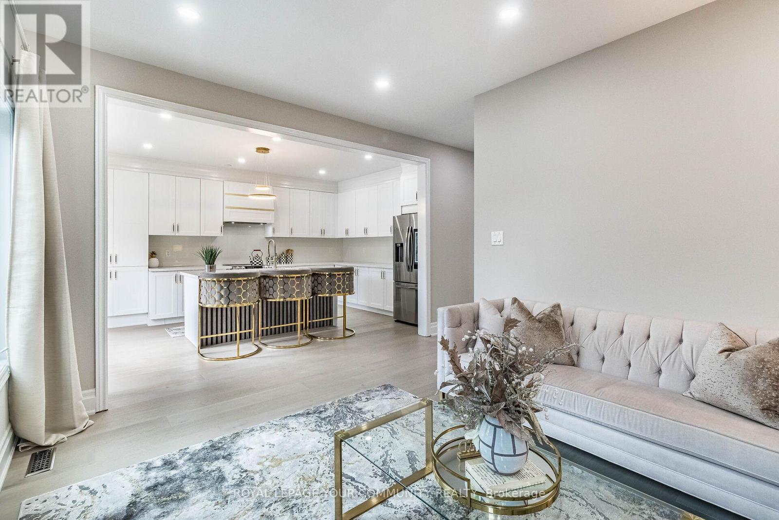 












63 REGENCY VIEW HEIGHTS

,
Vaughan,




Ontario
L6A3T8

