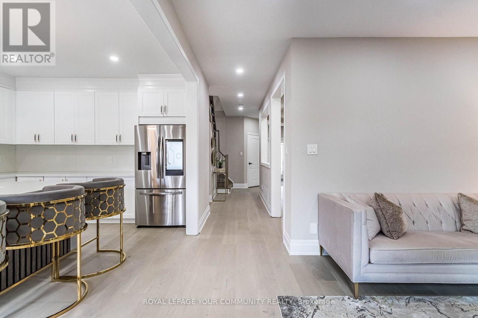 












63 REGENCY VIEW HEIGHTS

,
Vaughan,




Ontario
L6A3T8

