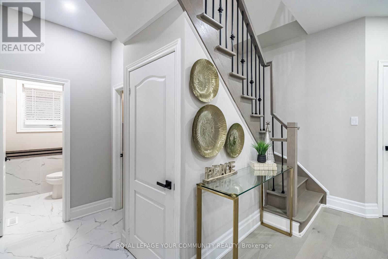 












63 REGENCY VIEW HEIGHTS

,
Vaughan,




Ontario
L6A3T8

