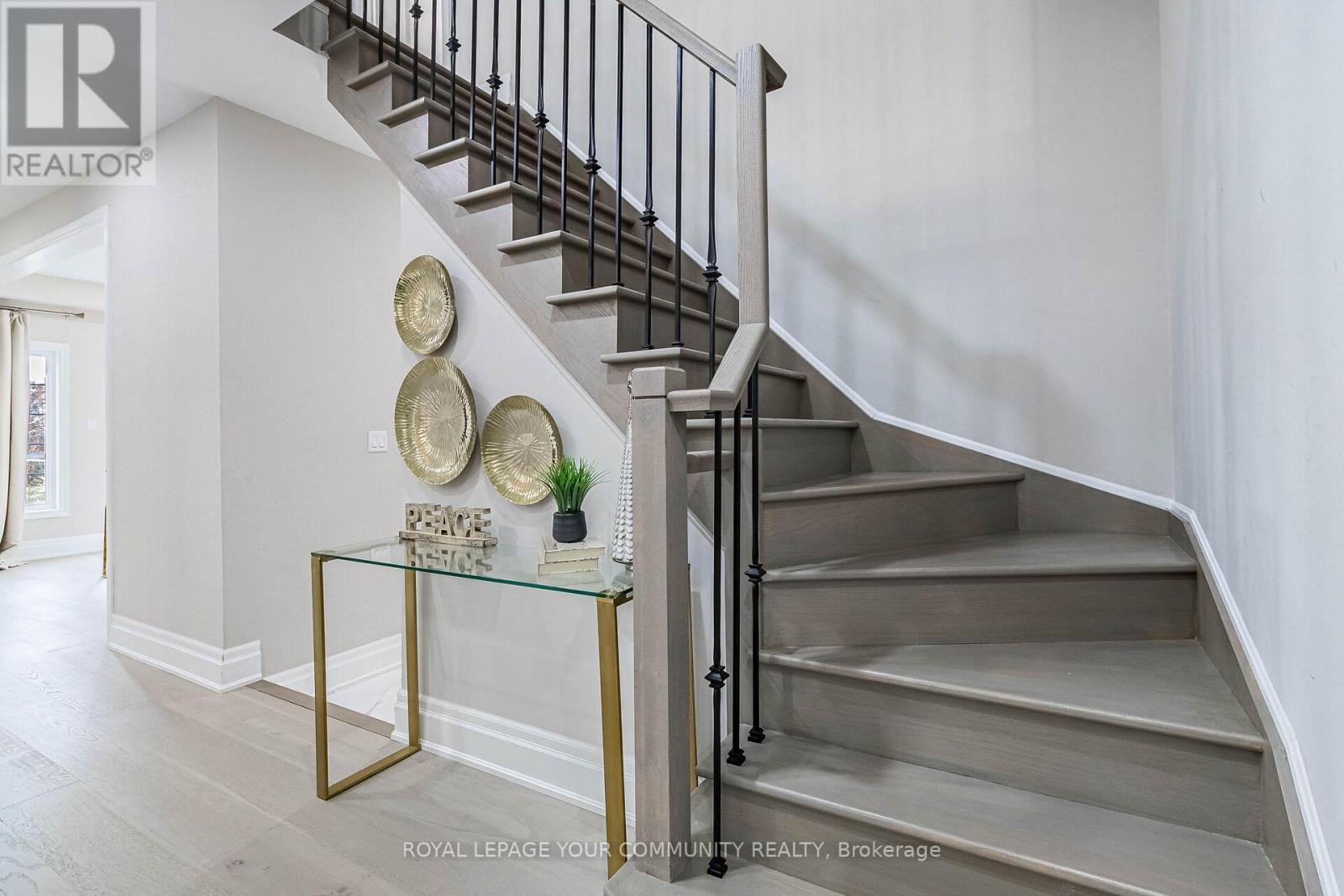 












63 REGENCY VIEW HEIGHTS

,
Vaughan,




Ontario
L6A3T8

