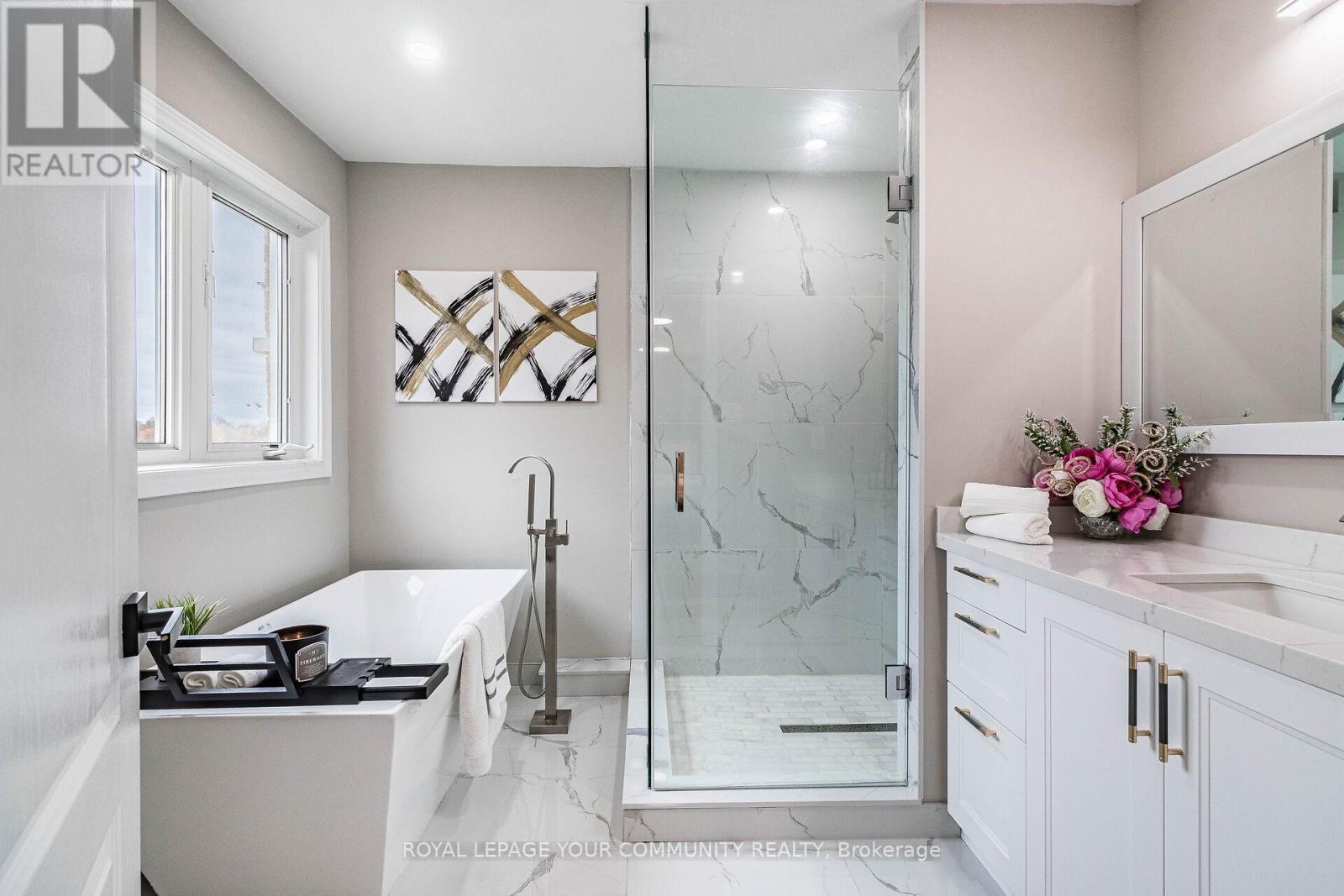 












63 REGENCY VIEW HEIGHTS

,
Vaughan,




Ontario
L6A3T8

