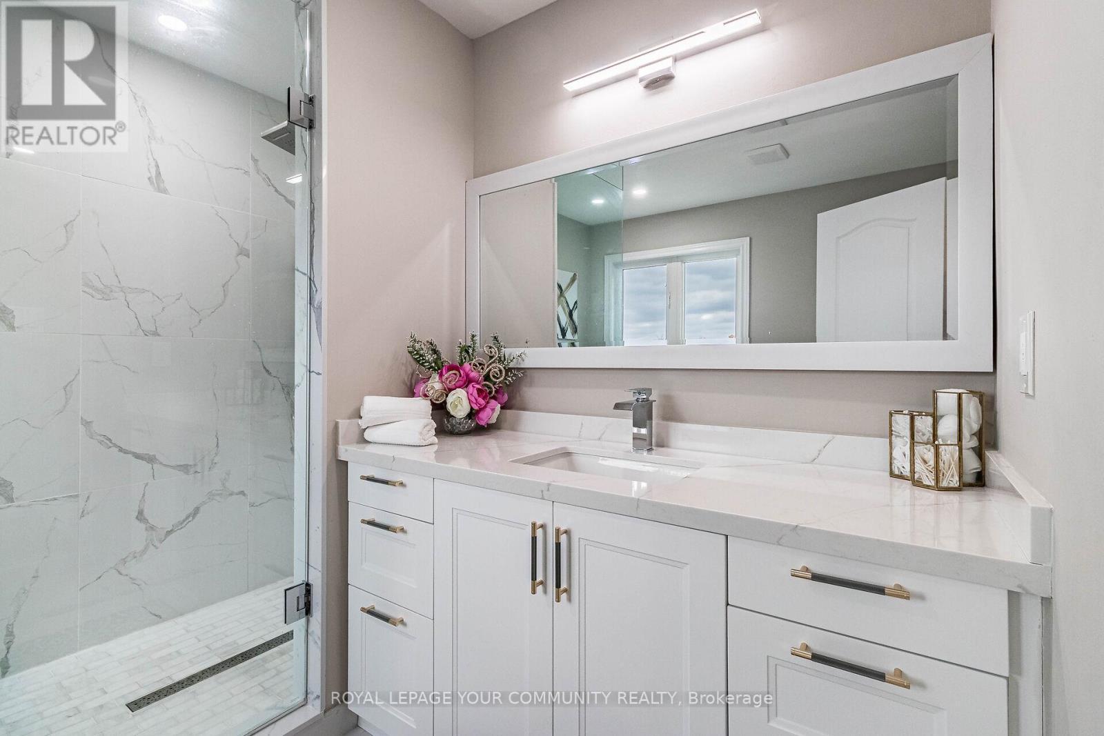 












63 REGENCY VIEW HEIGHTS

,
Vaughan,




Ontario
L6A3T8

