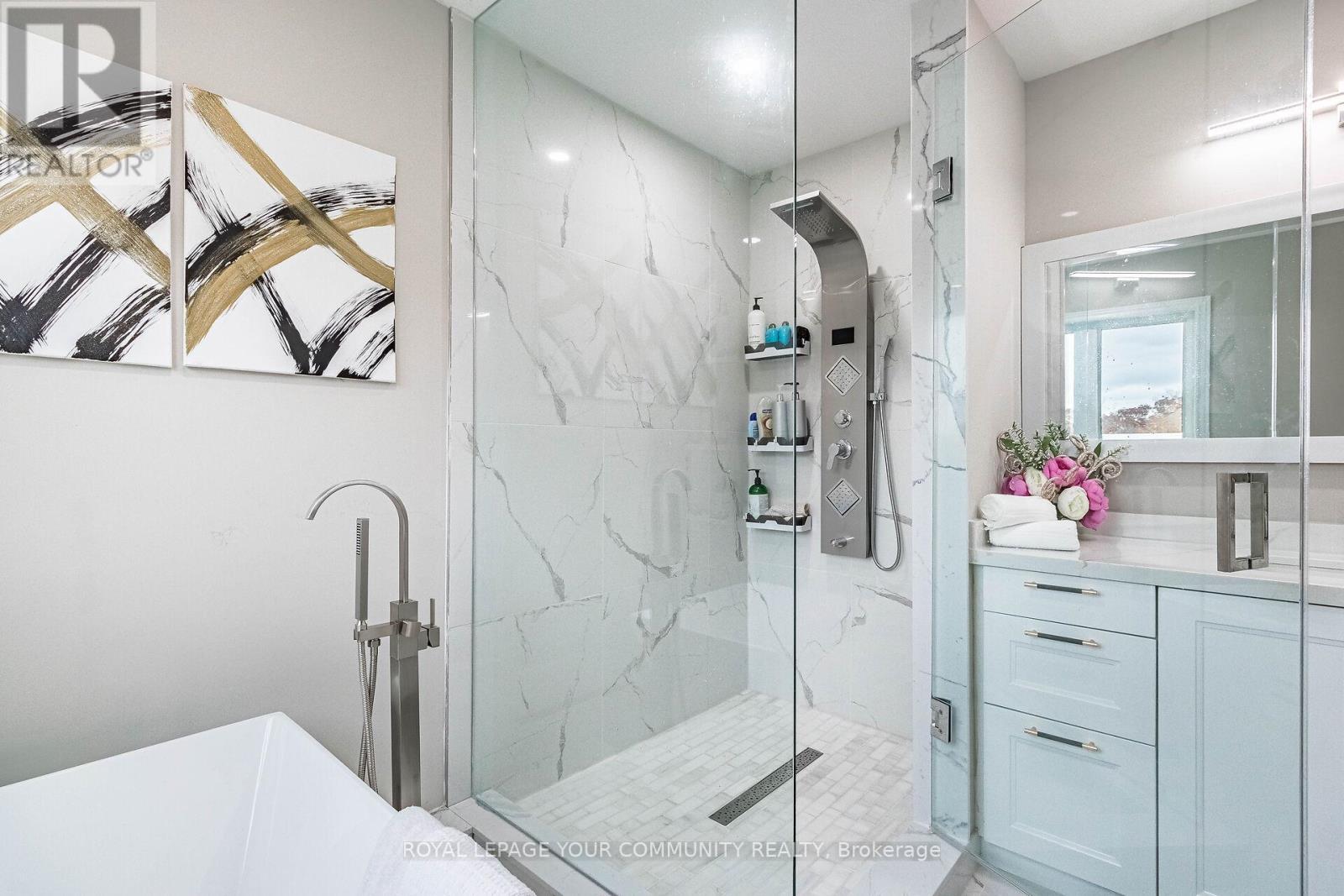 












63 REGENCY VIEW HEIGHTS

,
Vaughan,




Ontario
L6A3T8

