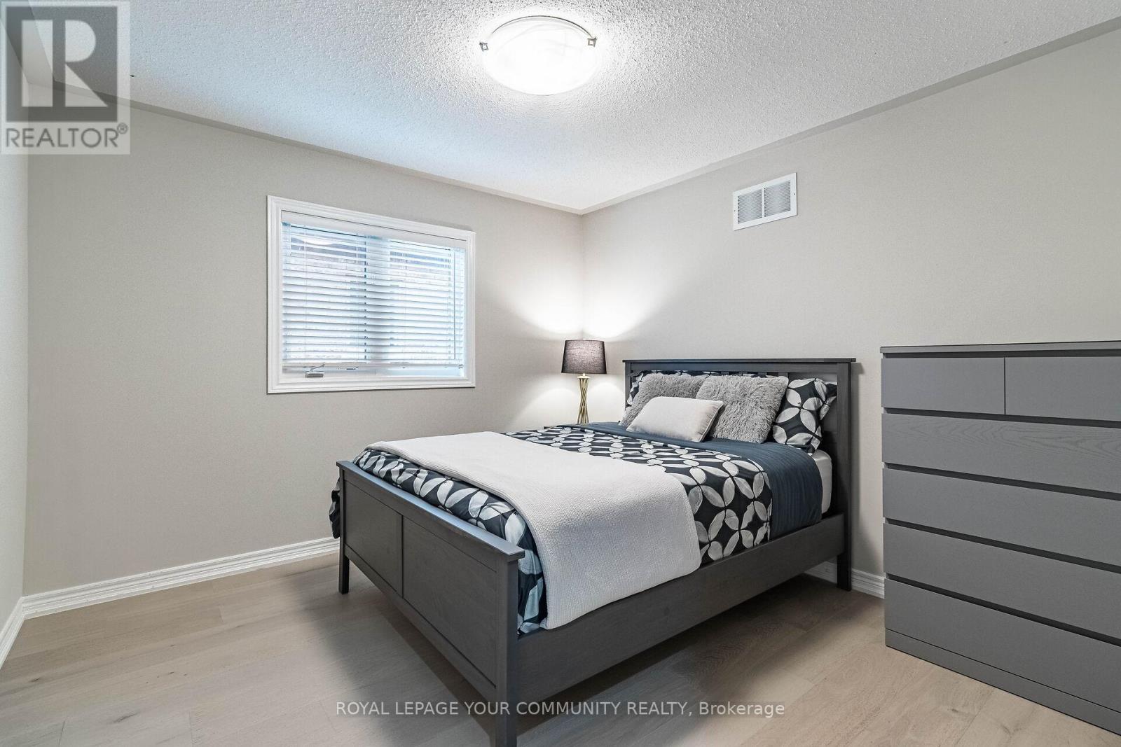 












63 REGENCY VIEW HEIGHTS

,
Vaughan,




Ontario
L6A3T8

