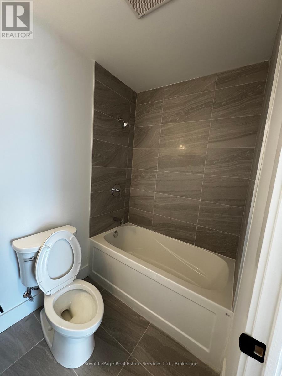 












906 - 2782 BARTON STREET E

,
Hamilton (Riverdale),




Ontario
L8E2J8

