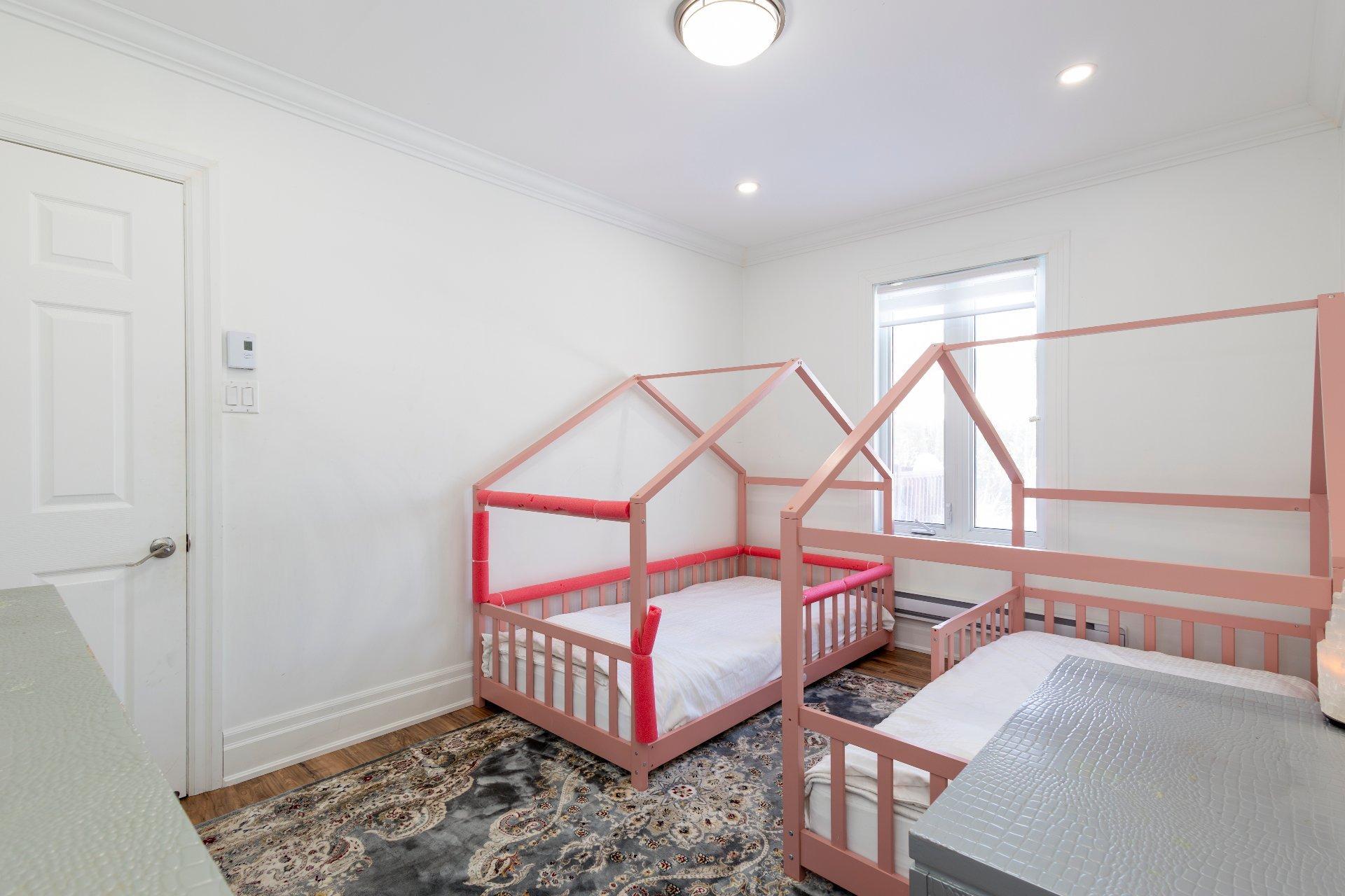 









2690


Rue Gélineau

,
Longueuil (Saint-Hubert),




QC
J3Y4K4

