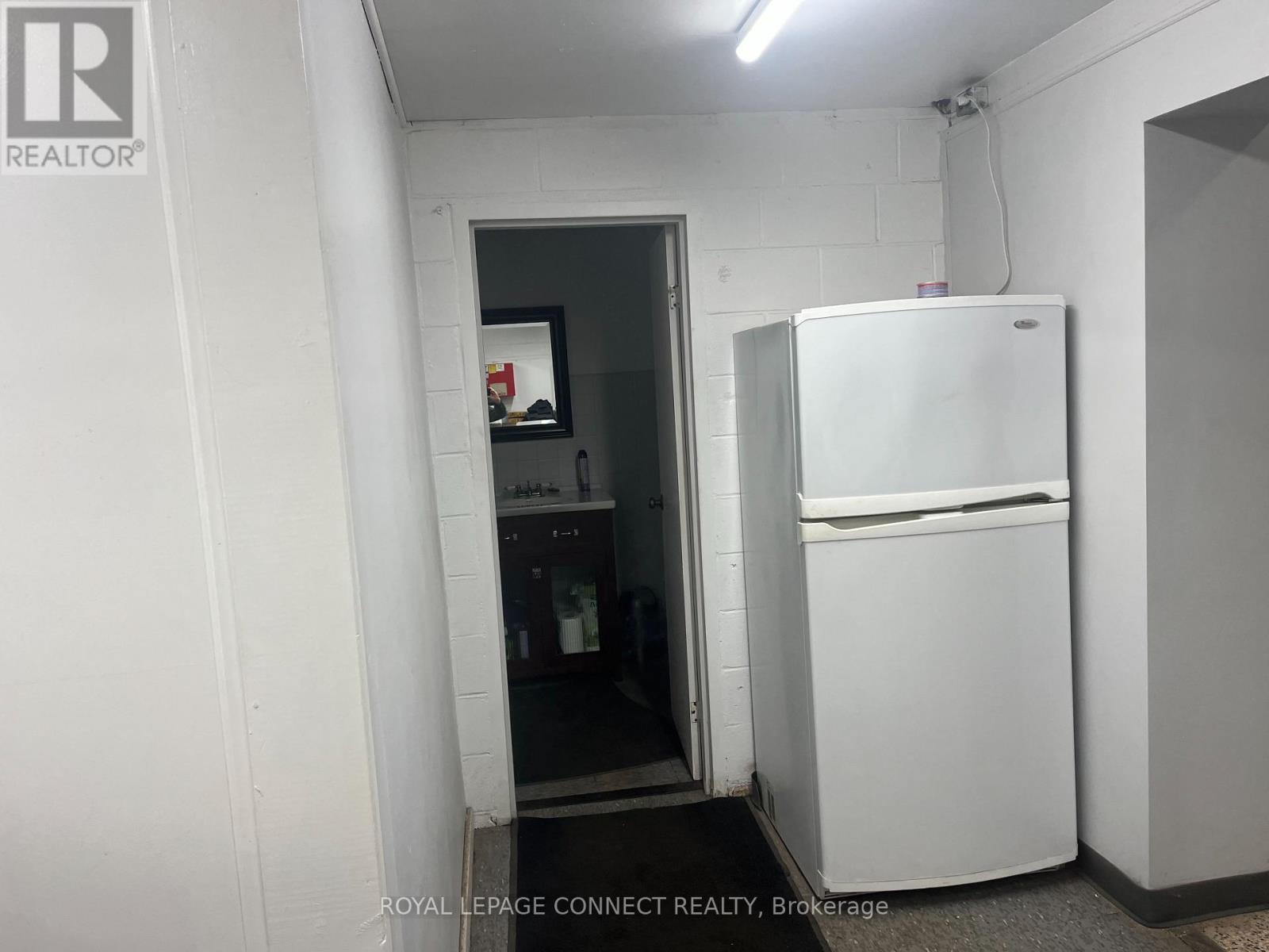 












UNIT B - 221 WESTNEY ROAD

,
Ajax,




Ontario
L1S2C9

