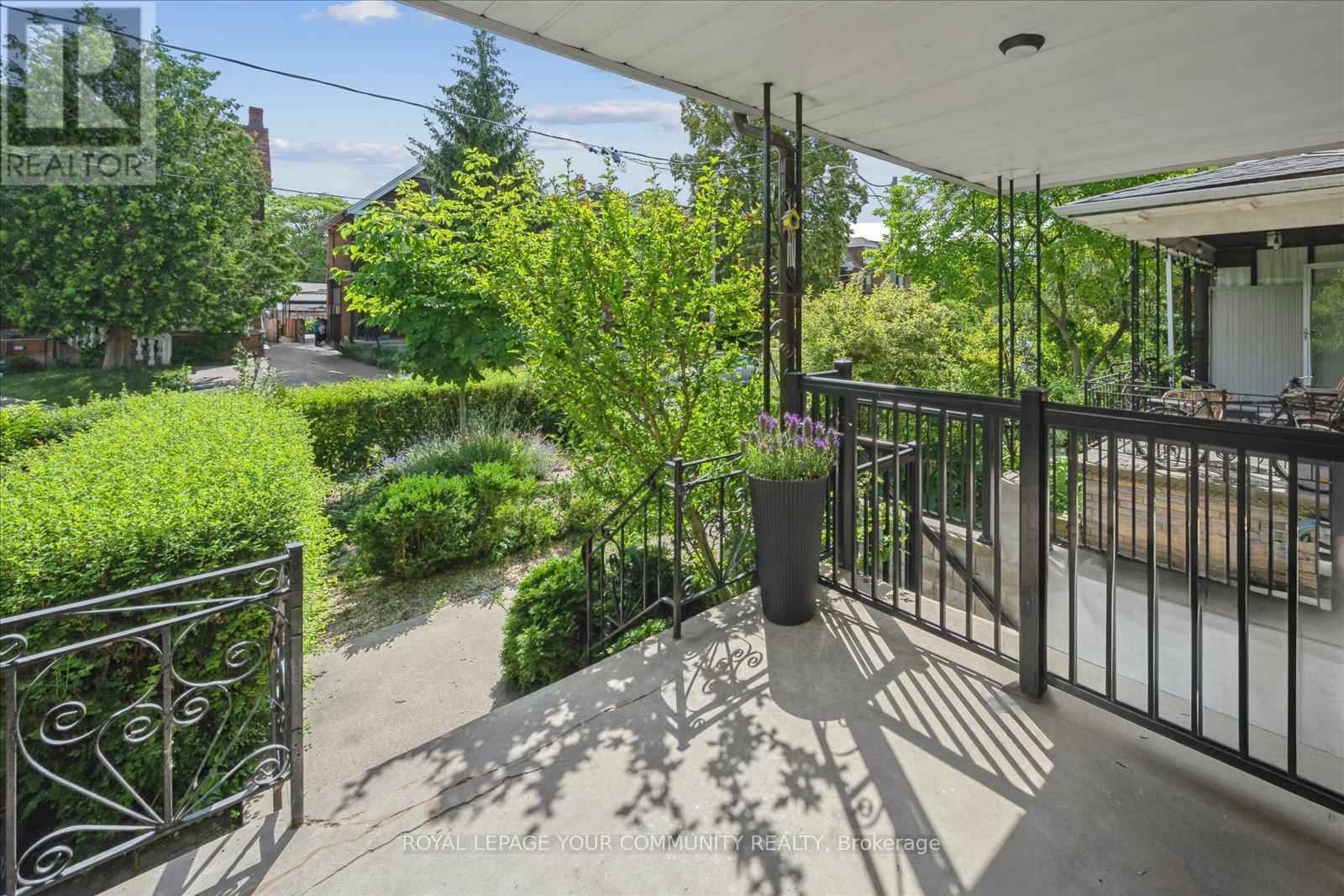 












218 BEATRICE STREET

,
Toronto,




Ontario
M6G3G1

