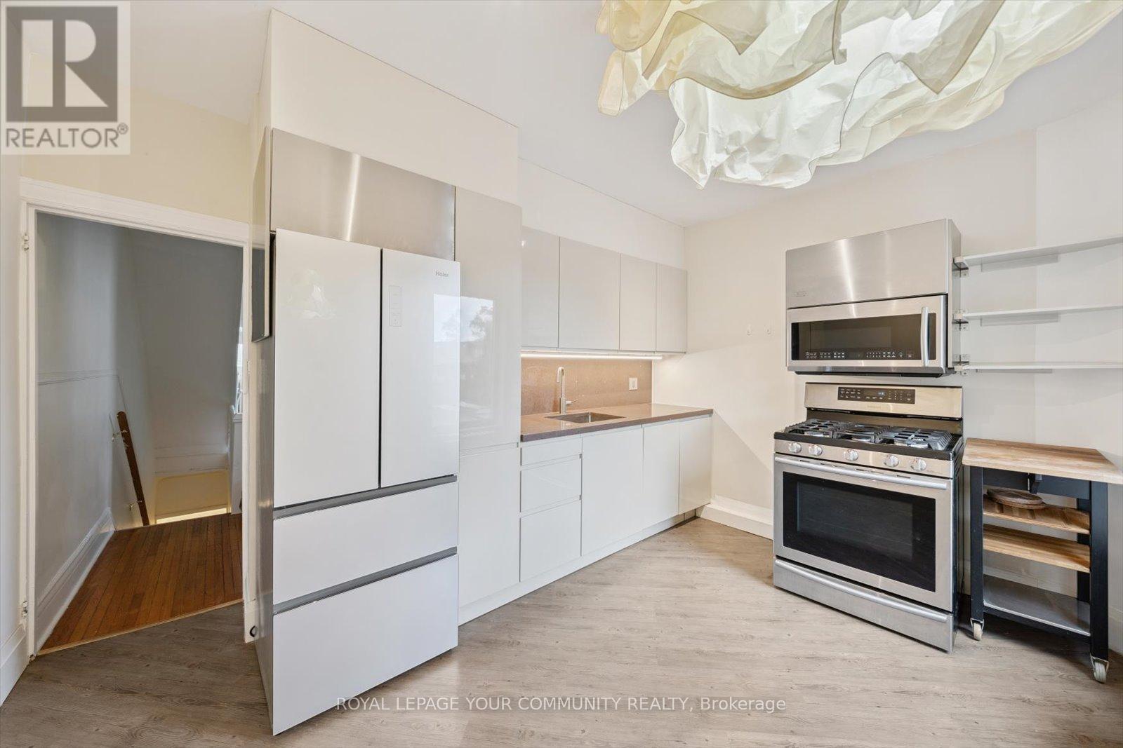 












218 BEATRICE STREET

,
Toronto,




Ontario
M6G3G1

