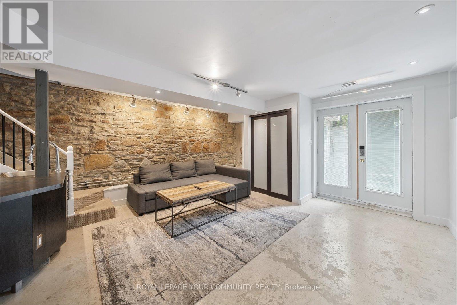 












218 BEATRICE STREET

,
Toronto,




Ontario
M6G3G1

