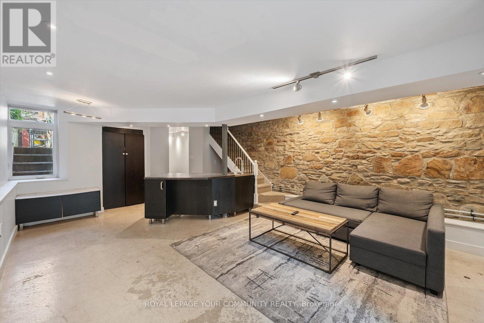 












218 BEATRICE STREET

,
Toronto,




Ontario
M6G3G1

